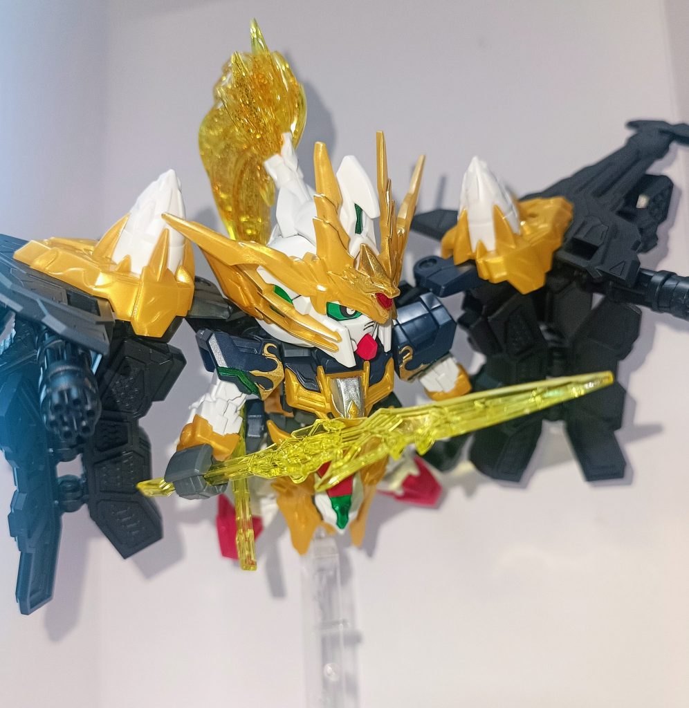 待望のコマンドパッケージひたすら重い!ですが、逆に自立して立つことは容易です。パッケージに支えがあるので棒立ちは可能です。ひとたびスタンドを使うと、コマンドパッケージが重いし、接続部分は緩いし、これ以外のポージングが出来ないというジレンマががががか(汗)そして、コマンドパッケージは趙雲ダブルオーガンダムのツインドライブを使わないとキチンと固定出来ない、という事が発覚!ミキシング素材にするならあの機体1択じゃん…(´;ω;`)