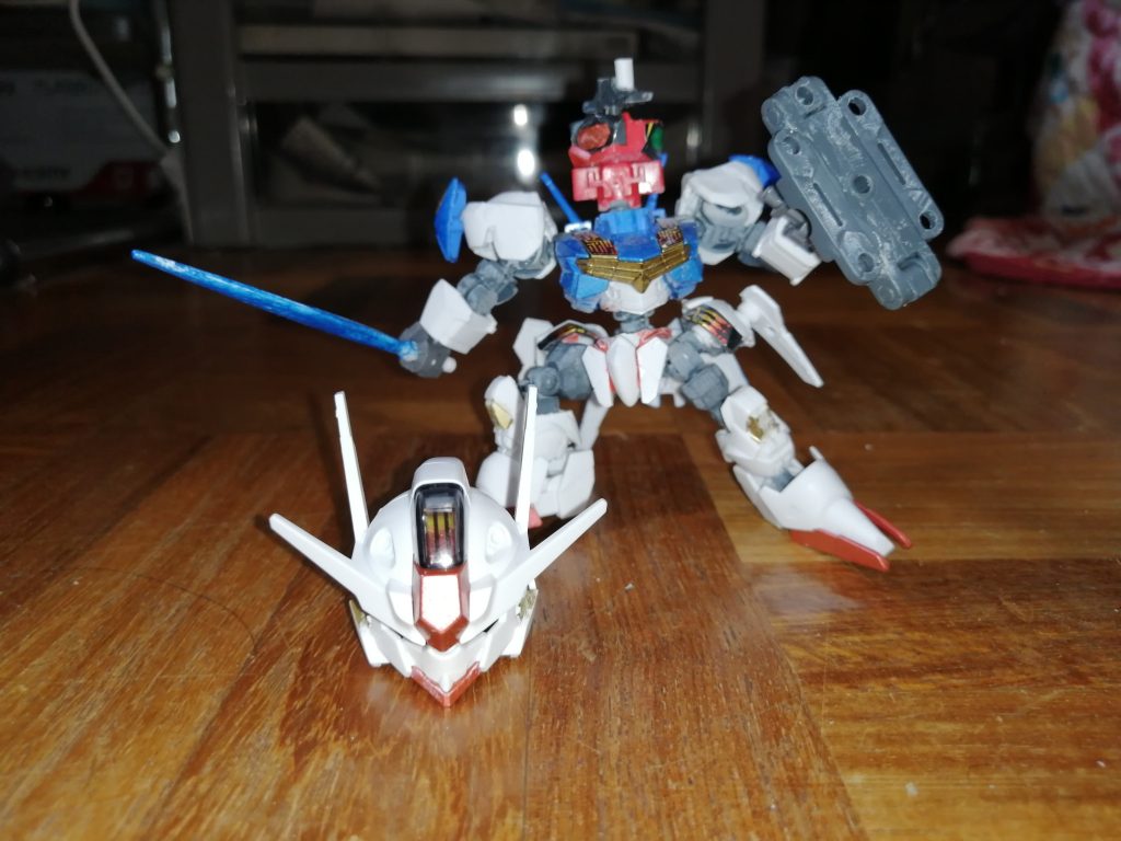 頭部がはずれて中身のカメラアイ変更可能 