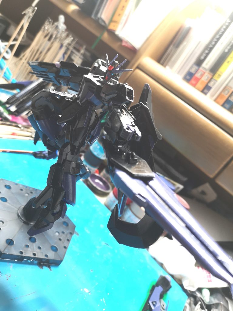 ゲッツェストライカーパックとブリッツのトリケロスを装備した形態です。ゲッツェストライカーパックは天ミナのバックパックとアメストフリのドラグーンを使用してます。ドラグーンは地上だと使えないらしいので取り外して肘にマウント、そのままライフルとして使用出来る様にしました。2つ背負ってるので1つを迎撃用にしてもう1つを推進力に回したり両方推進力に回して高機動戦闘をする事も可能です。ゲッツェとはドイツ語で原罪という意味です。