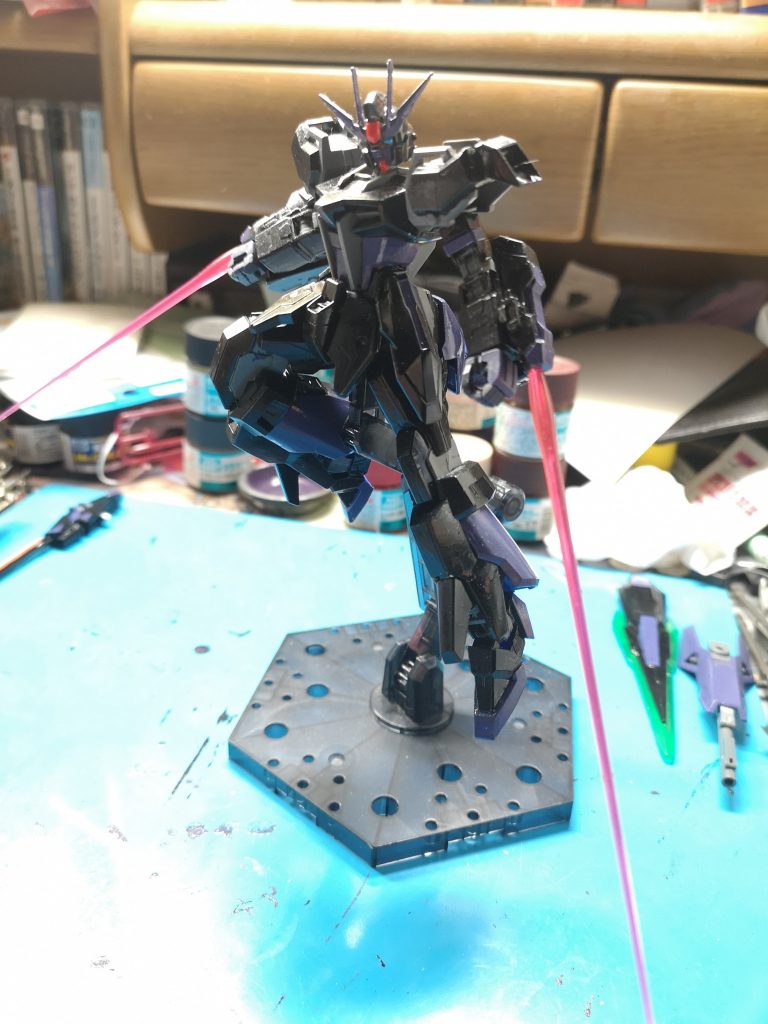 基本のストライカーパック無しの状態です。両腕にユニコーンのトンファーとZガンダムの腕グレ部分を取り付けて近接戦で武器の切り替えをせずに対応出来る様にしました。腰はV2を使用、サイドアーマーにジェミナス陸戦を使用脚はAGE-FXをそのまま取り付けました。