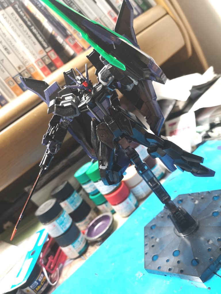 ラスールストライカーパックを装備して右腕に実体剣+ビームライフル、左腕にシールド兼ビームサーベルを装備した形態です。ストライカーパックは推進力を重視しており地上でも空中戦が可能です。ストライカーパックにはZガンダムとユニコーンガンダムを使用してます。ラスールとはドイツ語で使徒という意味です。