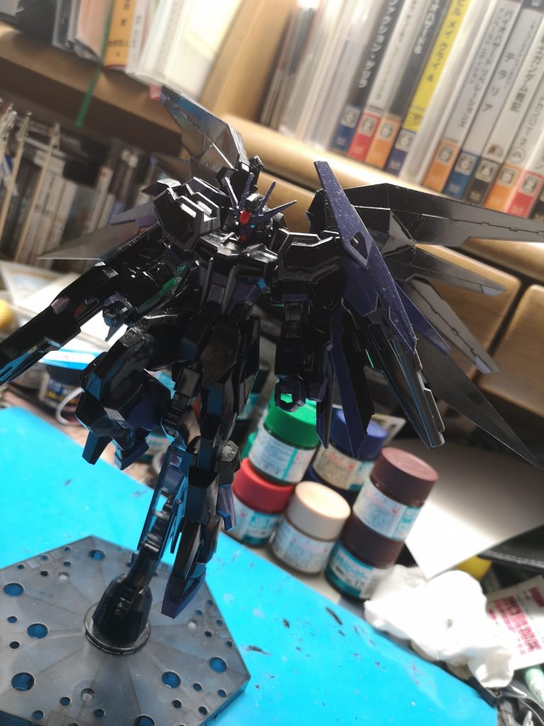 フィデールストライカーパックを装備して右腕にトリケロス、左肩にシールド兼ビームライフルを装備した形態です。左肩のシールドは肘に取り付けられるので取り替えて前に撃つことが可能。ストライカーパックにはフリーダムとリナーシタのウィングを使用してます。元々ヴァールハイトの相棒にブジーアストライクを製作しておりそのブジーアストライク用のストライカーパックとして製作していたのですが製作中に腰の軸が折れて泣く泣く断念し受け継いでもらいました。ブジーアストライクは現在別の形で製作中なのでいつか横に並ぶかも…?ヴァールハイトが真実、ブジーアが嘘という意味です。そしてフィデールとは信徒という意味です。