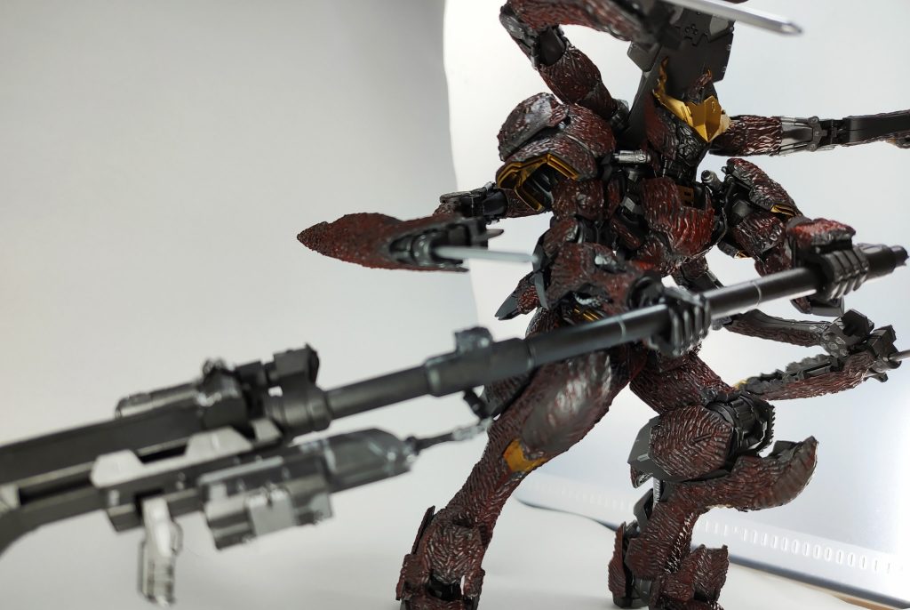 武器は本来ライフルだった物を鈍器として振るっています。