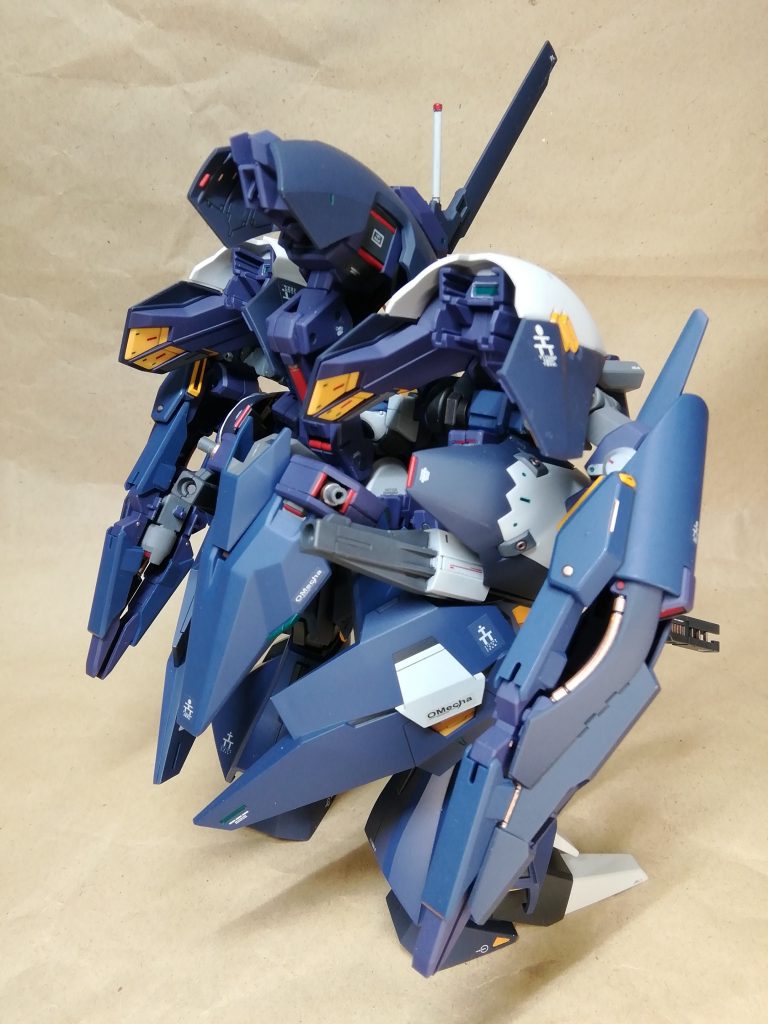 ブーストポッドをヘイズルⅡに換えコンポジットシールドブースター装着を試みるも自立さえ困難になったため肩部に移動したがジョイントの保持力不足でぶら下がるのみ