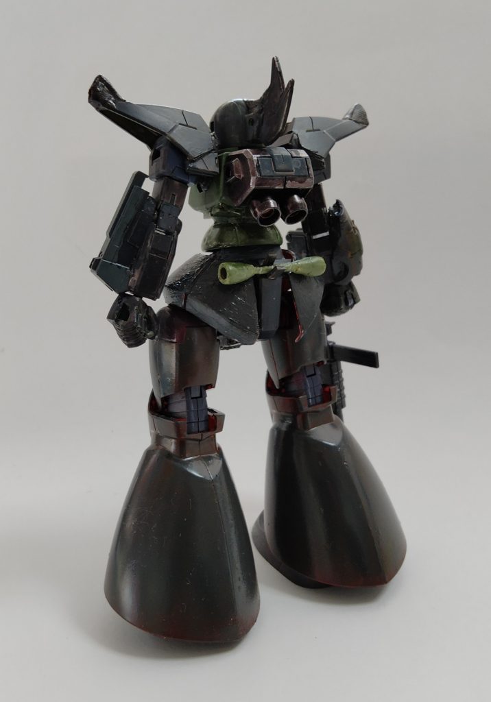 胴体とランドセルはNPDリーオー、肩は30MS、腕はEGガンダムにゲルググっぽくなるパーツをねじ込みました（笑）