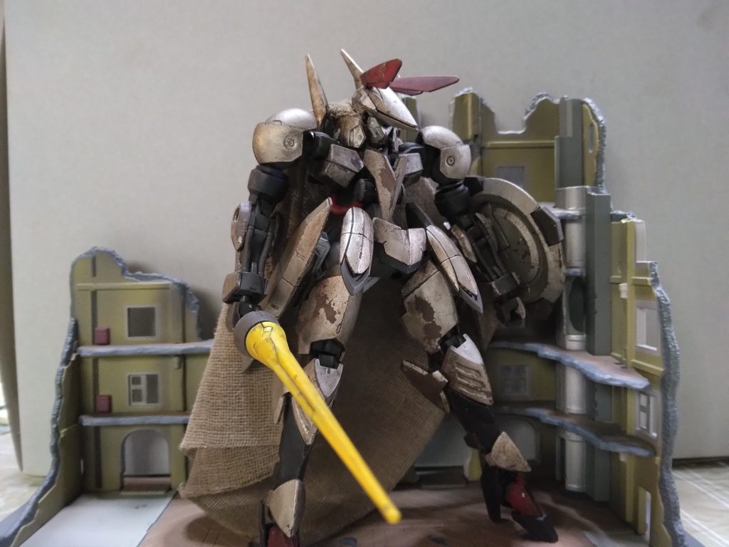 本体は素組みです。シリコーンバリアを使ってのチッピングを行い、ウェザリングをして使い古された鎧の感じを表現してみました。