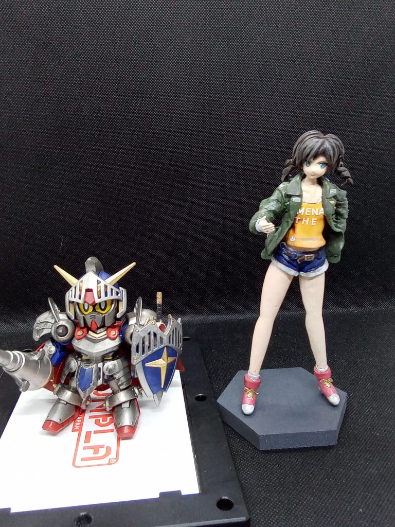 全身像ナイトガンダムは重厚感が出るように意識してみました。ミサは胸部にこだわりをもって造ってみました服は・・雰囲気は出せたかな~と・・Tシャツの文字は100均のネイル用のものを使用しています。