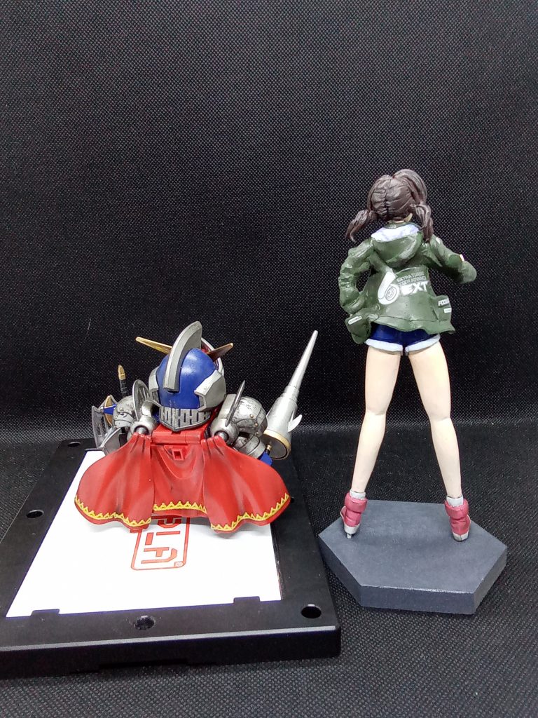 後ろ姿が寂しかったので 適当に装飾を追加してますミサは脚を長くしてつくっています。