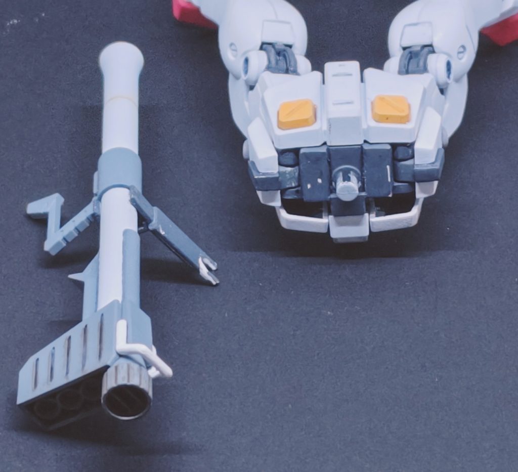 バズーカのマウントギミックの再現ももちろん無理なので、旧HGUCのマウントパーツにプラ板をくっ付け、先程の胴の隙間に差し込むことにしました。