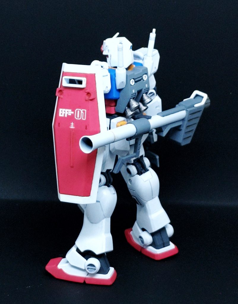 苦労したのは塗装です。私はベランダ缶スプレー＆水性筆塗りのリビングルームモデラーなのです。白は缶スプレーですが、エッジになかなか色が乗らず、つい厚塗りに。さらに夏場だったので気泡まで出来てしまい。最終的には筆塗りで修正することに。他は筆塗りですが、広面積のシールドを筆塗りするのは大変でした。そして塗り終わって白い枠パーツをはめ込むとバッチリ指紋が。重ね塗りと湿度のせいか、完全に乾燥していなかったようです。