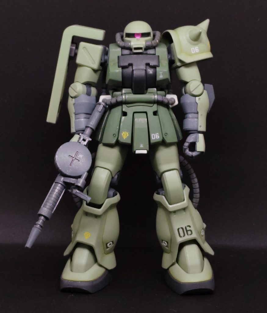 淡緑はMSグリーンの缶スプレーで、足や胸の濃いグレーはタミヤアクリルのジャーマングレー、下腕やパイプの薄いグレーはニュートラルグレーの筆塗りです。胴体の濃緑は成形色のままですが、エッジをフラットアルミで軽くドライブラシするだけで、プラの軽さが消えて、いい雰囲気になったと思います。(一部塗料が乗り過ぎたところもありますが。)濃緑が無塗装なのに、淡緑は成形色とほぼ同じMSグリーンをわざわざ塗ったのは、グレーに変更されている肘関節と足の甲を塗る必要があり、そこだけ塗ったのでは色のトーンが揃わないからです。