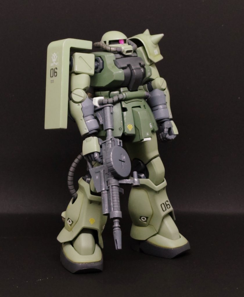 工作はエッジ処理とアーマーのフチの削り込み、モノアイをクリアパーツにしたぐらいだったと思いますが、久々に手に取ると、あそこをこうしておけば、とか思っちゃいますね。また作りたいです。実は先日、運良く連邦軍バージョンを購入できたのですが、それもやっぱりこの色で作ることになると思います。