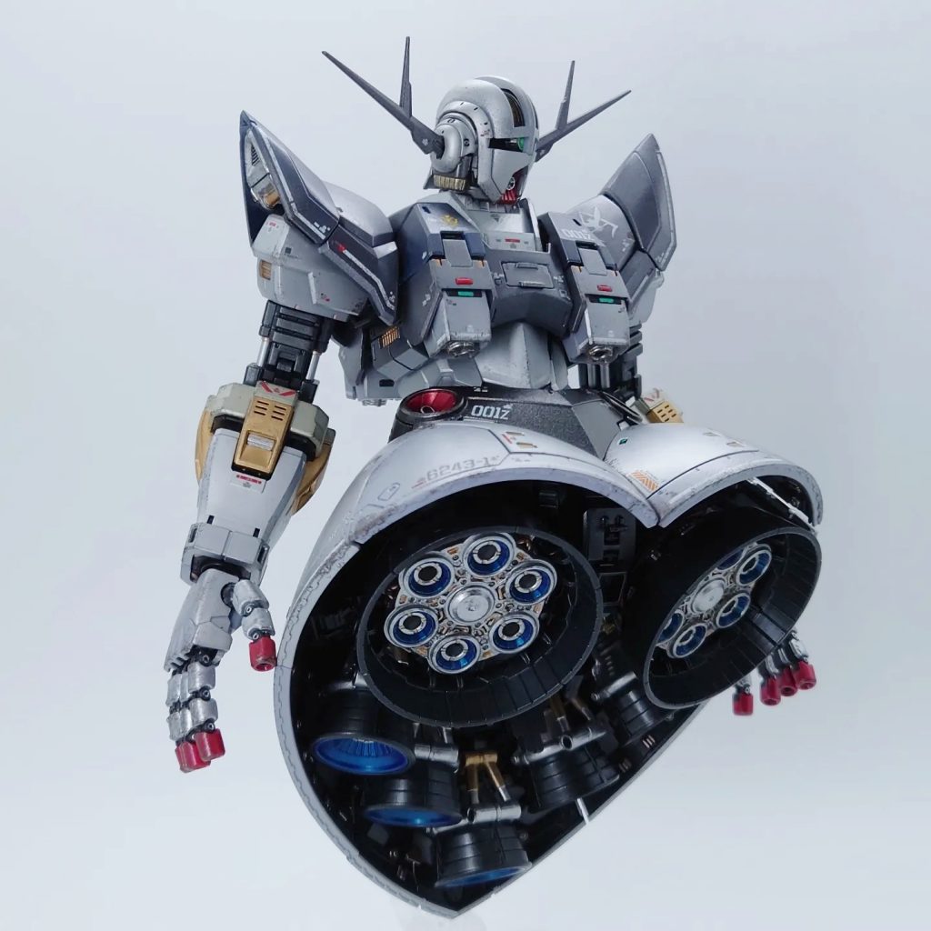 実は、途中までロービジ塗装で仕上げようと思ったのですが、ジオングの魅力にそぐわない気がして路線変更しました。メタリックカラーを多用しているのはその名残りだったりします。