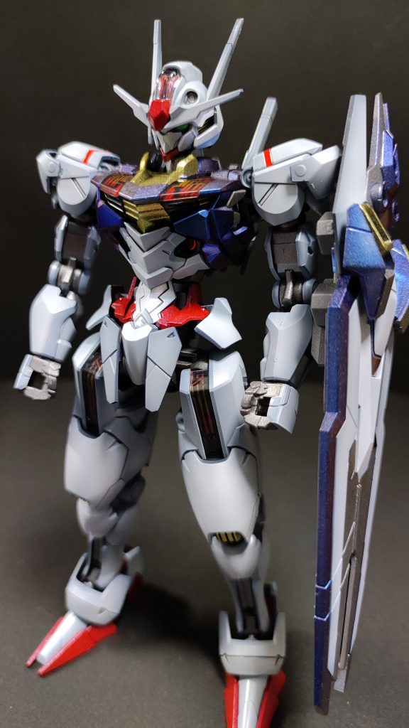 黒立ち上げで、少し陰影強めの白塗装。発色させるのに3回の重ね塗りでも、割とパッと見はグレーにしかなりませんでしたが目で見るより写真のほうがより明るく写ってますね。