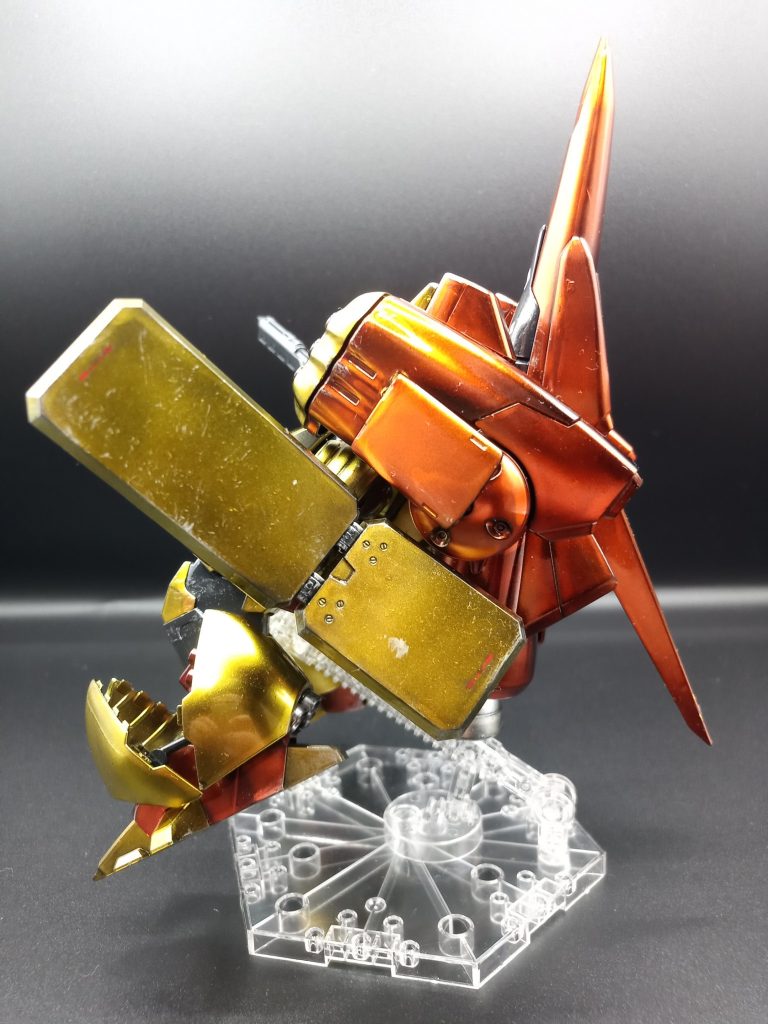 シールドは、ガンダムカラー シャインシルバーでチッピングを少し施してみました。チッピングはまだまだ加減が掴めません。