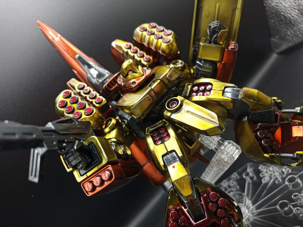 胸部にもミサイルがあるのですが、閉じたままの方が立体的で好みでしたので、ここだけオープンしてません。