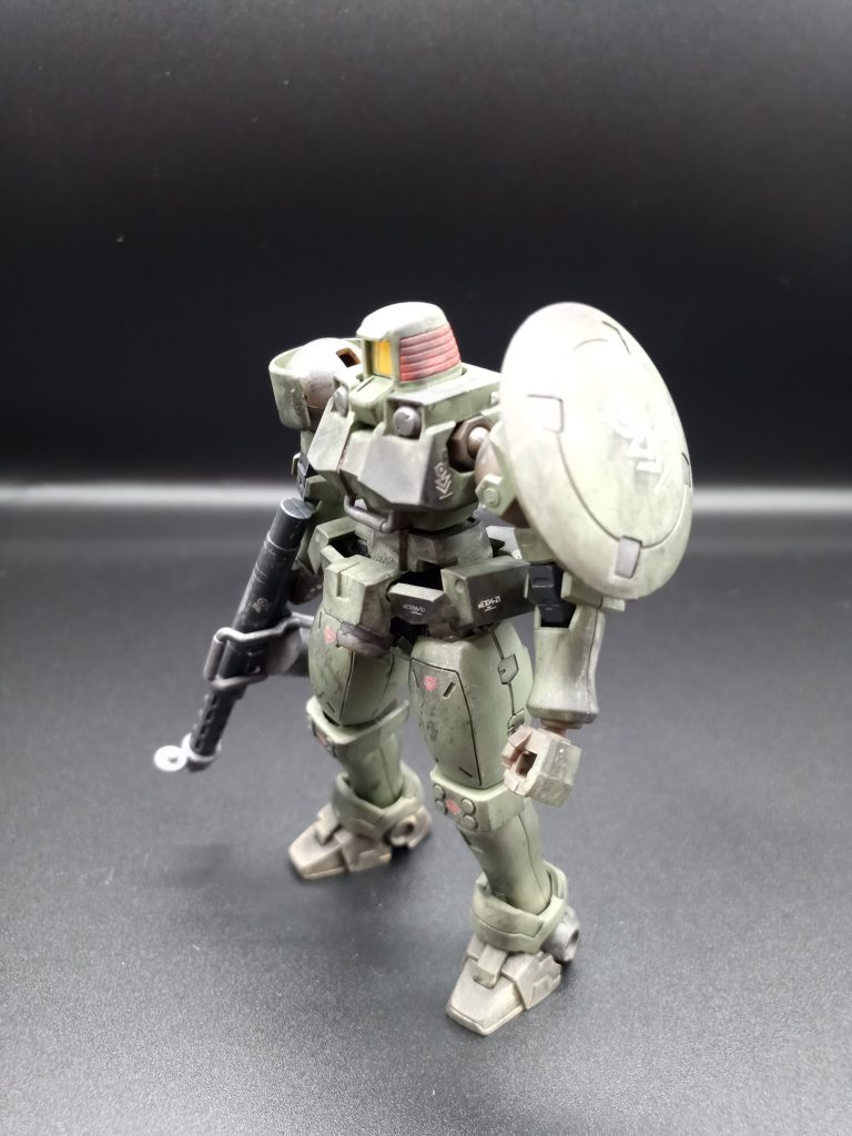 今回は、成形色がいい色だったので活かす形にしました。トップコートつや消し→リアルタッチマーカーグレー2でウォッシング→ガンダムマーカーシャインシルバーでチッピング→ウェザリングマスターのススでウェザリングという流れで進めました。