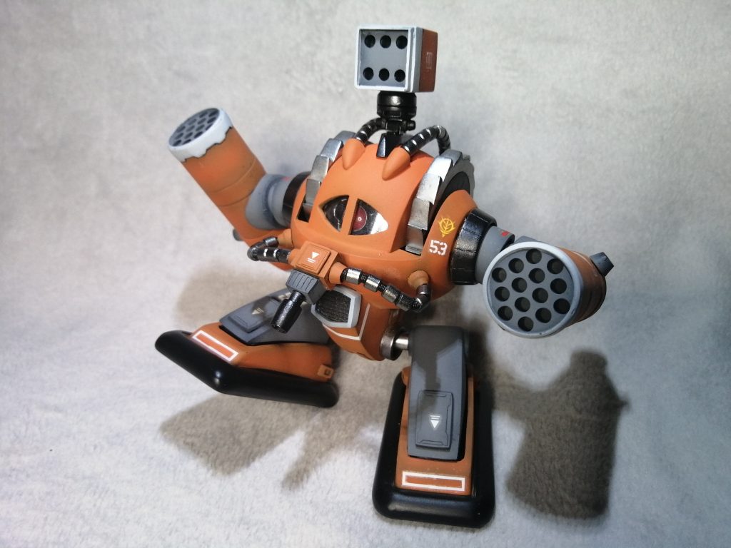 残念ながらもともと動きづらいボディ構造のため、可動部を増やしてもあまり派手には動けませんが…ちょっと表情をつけただけでコミカルにモノアイのセンターのフレーㇺが結構幅が広いので、カメラが見づらくて操縦しづらいので、カメラ部分の稼働ギミックも入れ込んで裏から動かせるアイデアもあったのですが、ランドセルにマグネットを仕込む前に接着してしまい断念してしまいました