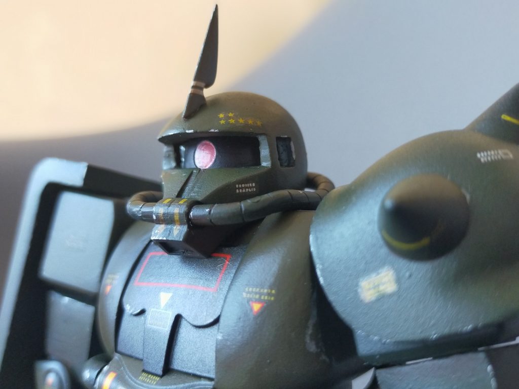 ザクヘッドは面長になるように斜めカットとサンバイザーの延長と肉増し