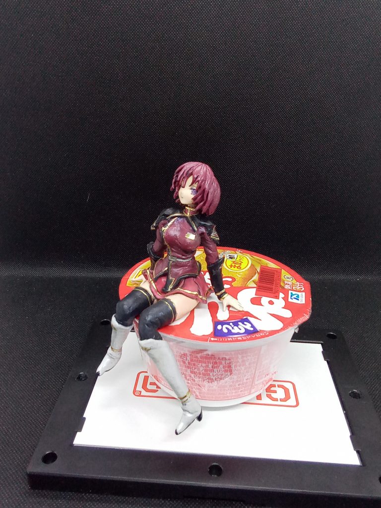 「忘れてた。私も赤なのよ」のネタの為に買ってきたスタンド(食品)ルナマリアの人体錬成に使用したのは いつも通りのアルミ線・スカルピー・エポパテ装飾にはネイル用デカールを使用しています。