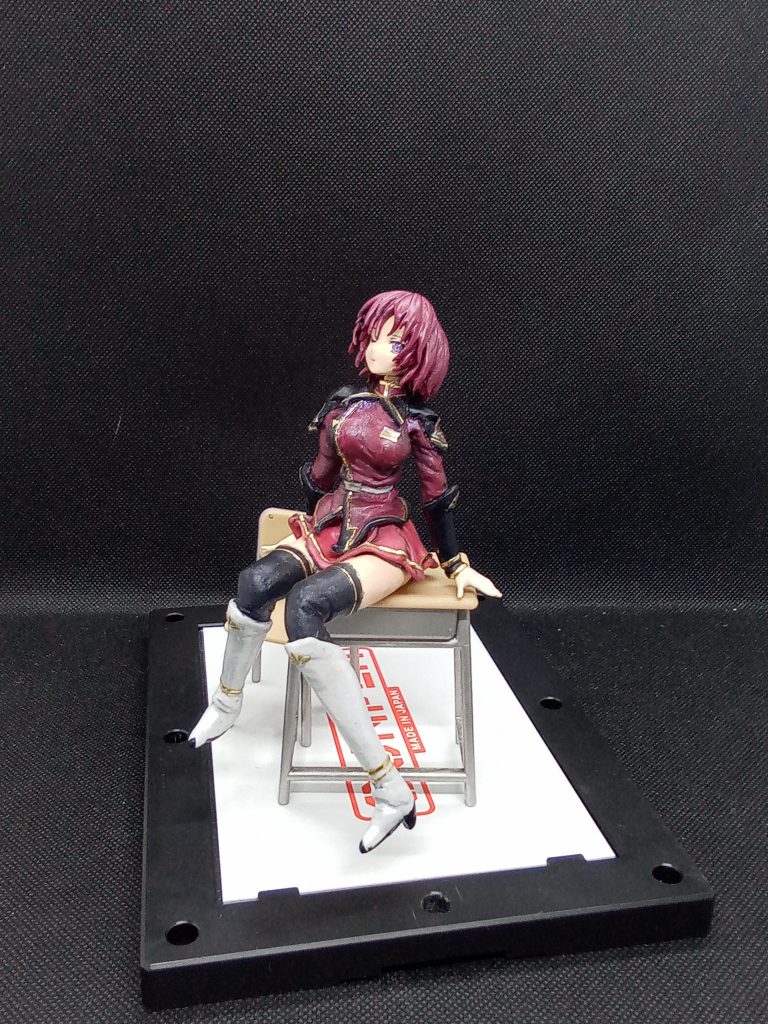 以前に作ったルナマリアが気に入らなかったのでvr2を造ってみました。ポーズが同じだとつまらないので、今回は座りポーズでデザイン 【お座りルナマリア】となっています。机と椅子は100均にあったものを簡単にペイントしてみました。