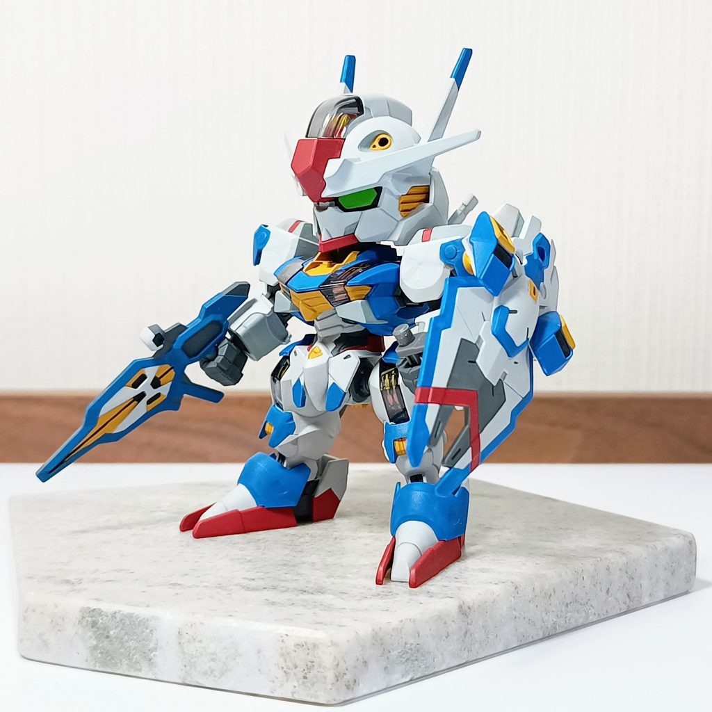 発光状態のシールにちょっと細工をしました。よく見ると左膝のとこにマスキングテープが挟まって取れなくなってますね…