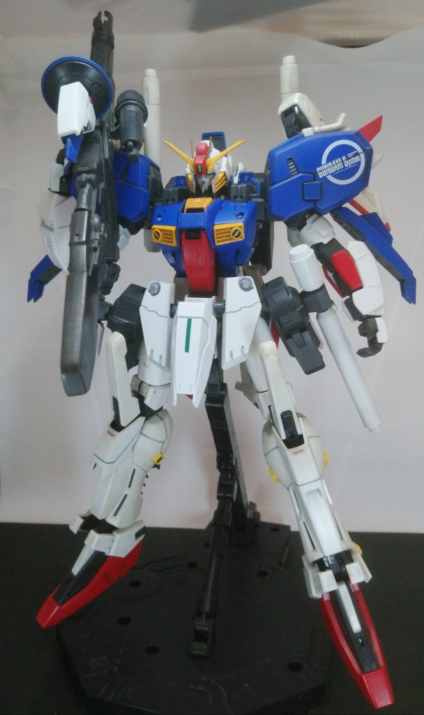 肩ウィングの基部の折れを修復。店で見つけたジャンク品を買い、ついでに若干の改造を行いました。左腰にダブルＺのハイパービームサーベルを懸架しています。二の腕の赤い所を分離して、ちょこっとだけ伸縮出来る様にしました。