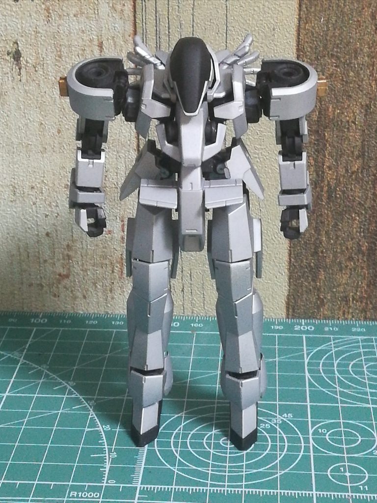 正面背中の羽はビルダーズパーツの手肩はゲイレール