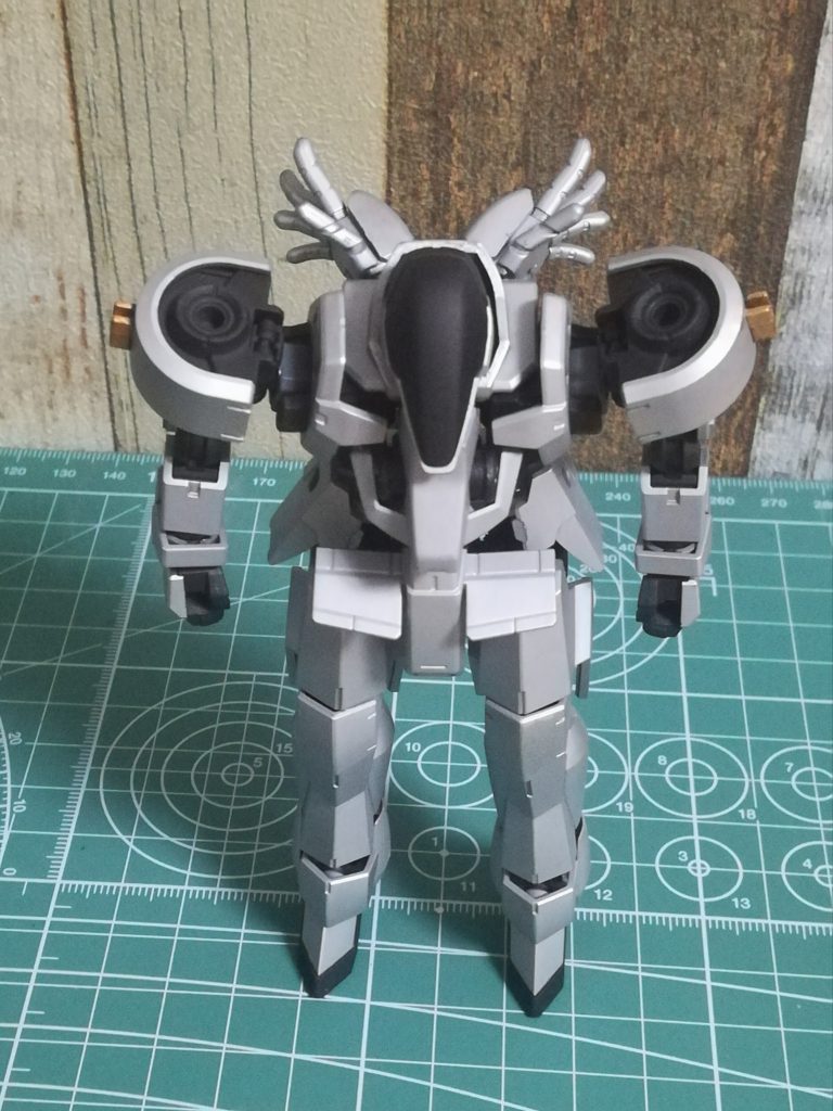 正面2(やや上から)缶塗料が足りなかったためゲイレールの肩部分が中途半端になってしまっていたが、金で塗ってみるとこれはこれでよかったので採用しました