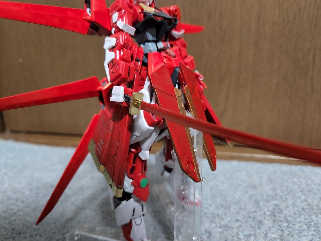 腰はかつて炎上したブルーフレームの改造機のやつを流用&塗装地味にサイドスカートにレールガン