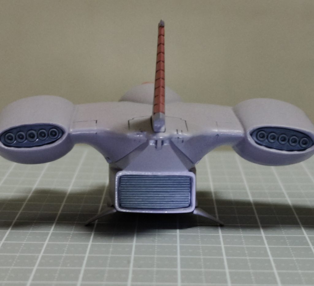 フォルム的にあれこれいじるようなキットではないので、工作は翼の先端をランナーで延長して尖らせたり、インテークのフィンやノズル周り等のプラの厚みがそのまま出ているところをを削って薄くしたぐらいです。1/1200なので、仮に0.1ミリまで削ったとしても実物は厚み12センチということになるので、あくまで雰囲気ですね。機体後方のシャッター(?)はシャーペンの芯を貼り詰めています。