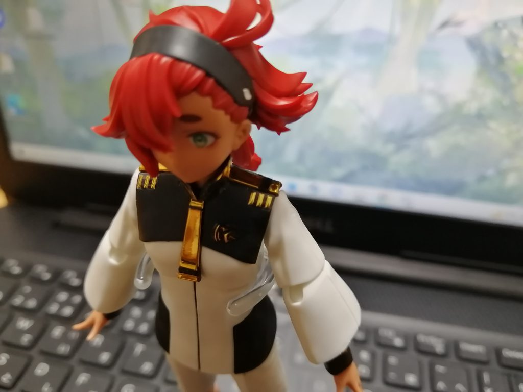 ネクタイと肩の金パーツに、マットゴールドでは無くメッキシートを貼って制作しています。