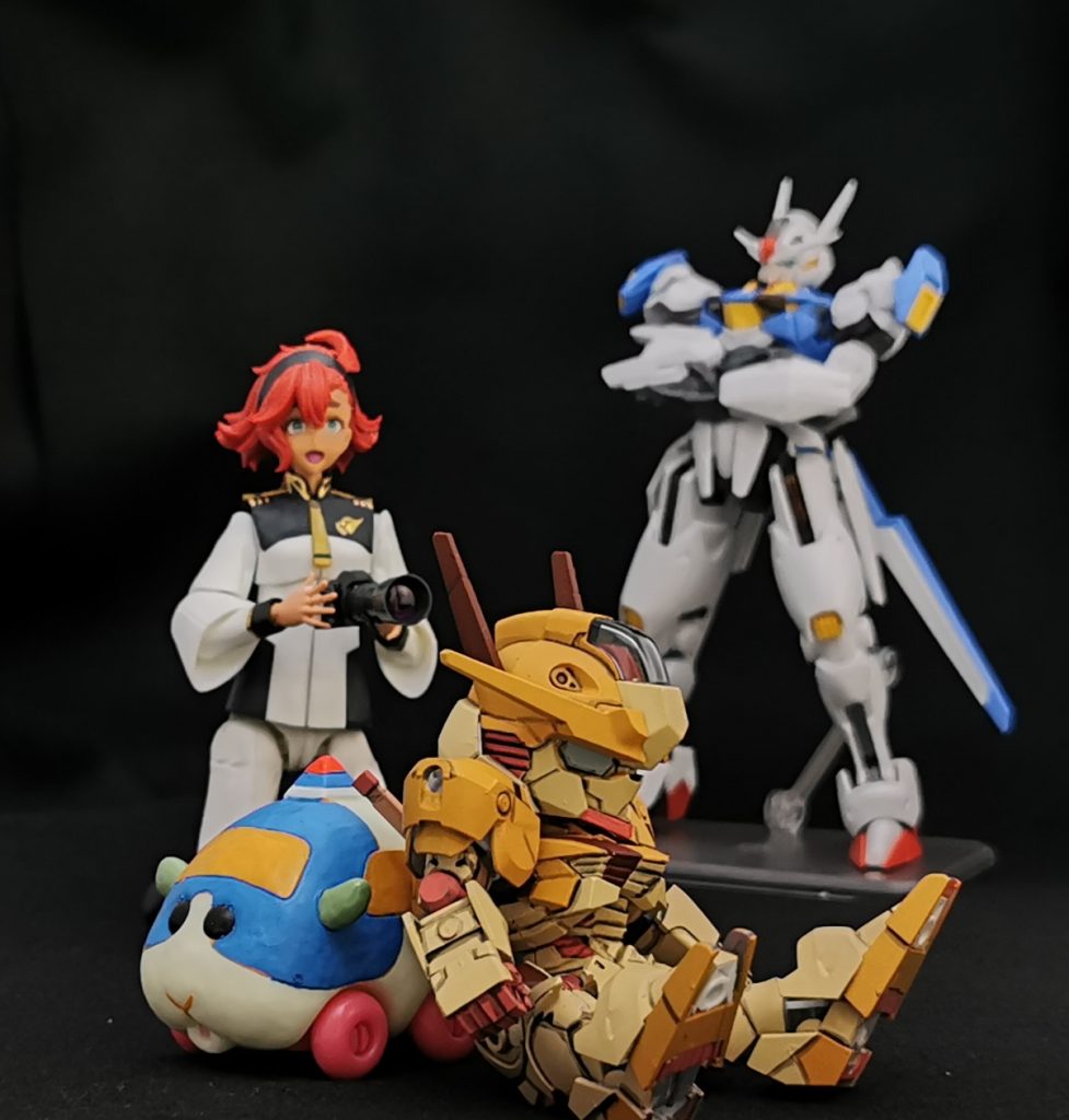 仲良しな１機と１匹を撮影するスレッタちゃんと、腕組んで保護者顔で見守るエアリアル君w