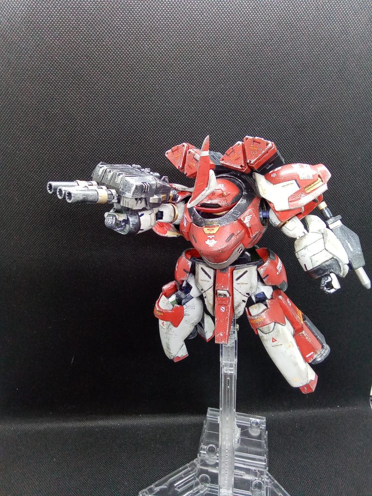 武装紹介「射撃は苦手なんだが・・四の五のいってられんか・・・!!」 腕部装備の三連装大型キャノン実体弾の大型砲で装弾数が少なく反動が大きく中距離以上の命中率が低い等の問題点を抱えるものの近距離では圧倒的な火力を誇る武装