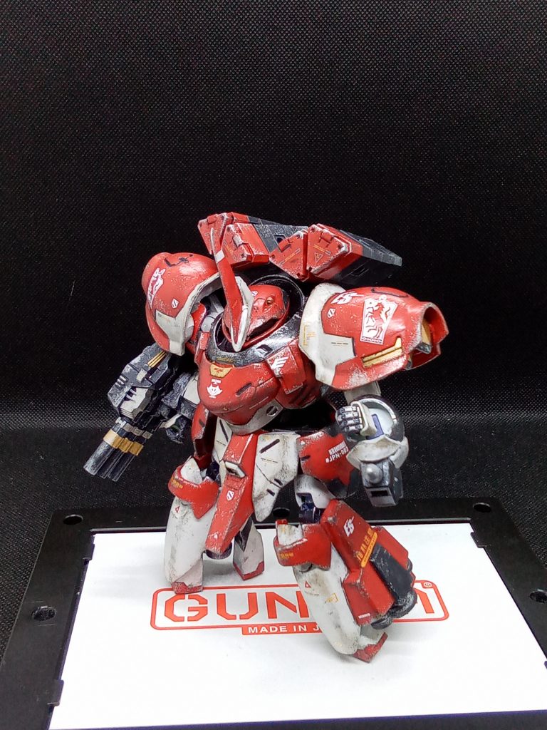 マンロディの装甲を強化するとともにスラスターユニットを増設重装甲で攻撃に耐えながら敵に肉薄し、圧倒的火力で対象を駆逐する事がコンセプトの機体となっています。 肩部大型装甲はシールド機能とスラスター機能を兼用脚部は大型スラスターを追加直接方向の機動性を高めています。