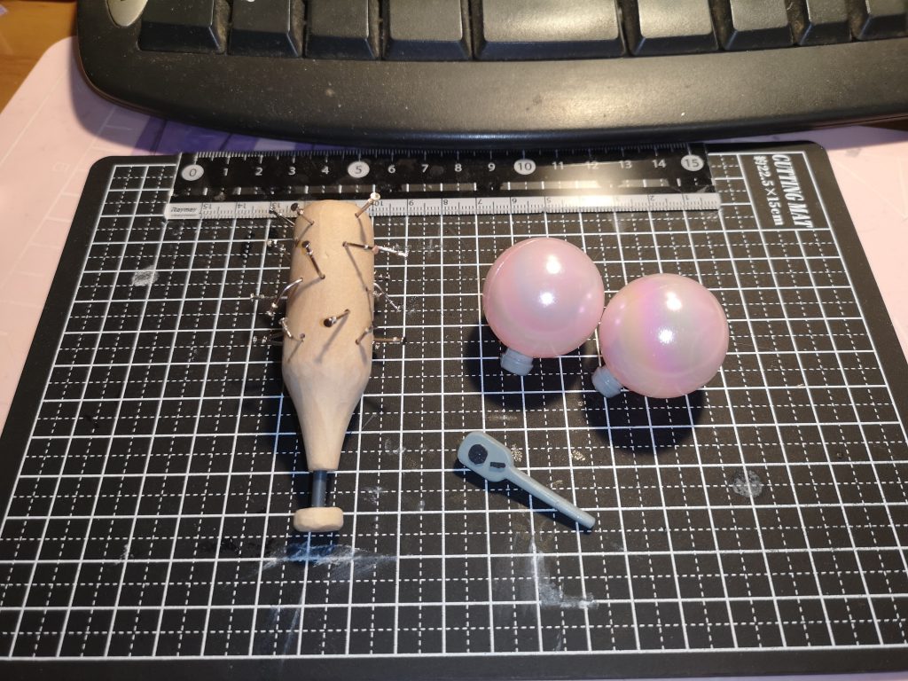 チュチュ先輩専用武装です。釘バットは最初、メイスにする案もあったのですが設定通りにしてみました。近距離or投擲用のラチェットハンドルもバッチリ❗背面に装備する球状の物は遠距離用のビットですが、詳しい仕様は不明です。思い付いたら作り込んでいきたいですね