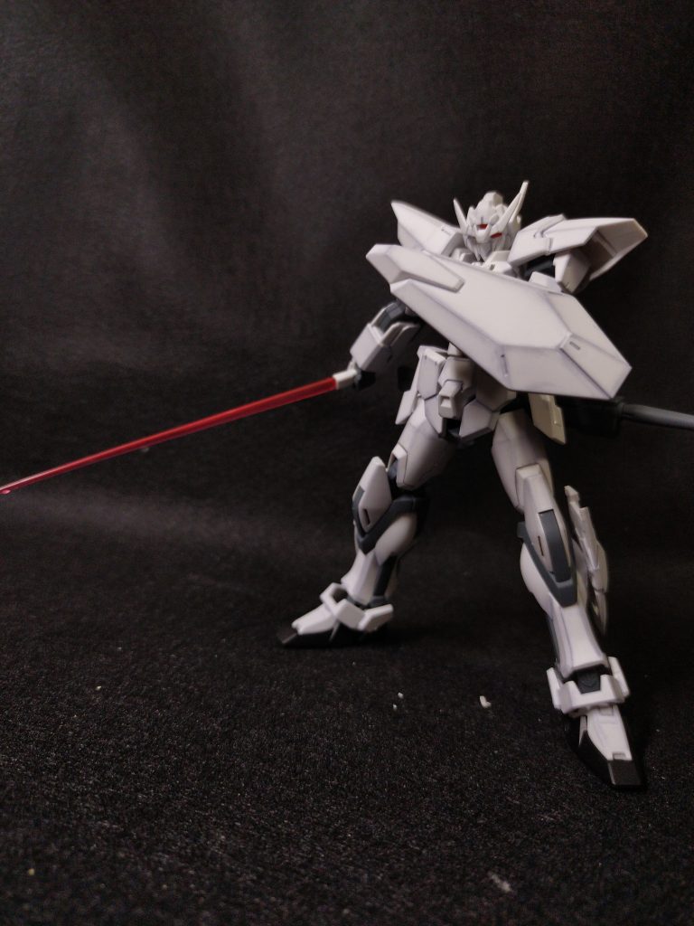 武装はオーソドックスなビームライフルとシールド、ビームサーベル