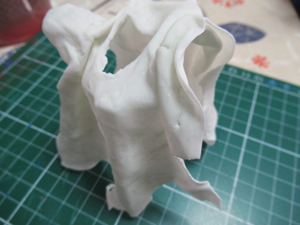 マントはダイソーの樹脂粘土を薄く伸ばして作りました。