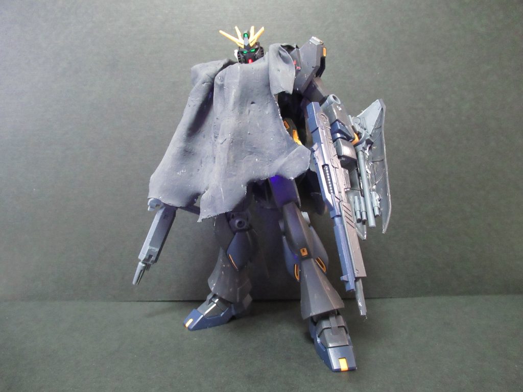 逆襲のシャアの後、νガンダムと共に身を隠していたアムロが、マフティーの活動を見てハサウェイだと気付いて、「ブライトの息子にテロをさせる訳にはいかない!」と再び立ち上がる、というアツい設定です。
