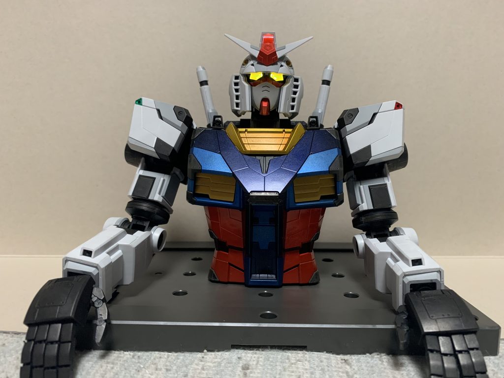 上半身までできた状態。バストアップモデルとしても飾れます。本来のバストアップモデルと違うのは肘から下の腕パーツも存在する事、頭や肩などを自由に動かせる事ですね。ちなみに本来のバストアップモデル用のパーツも余剰品として付属していました。当然使っていませんが。