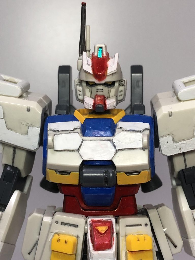 「せっかくのEz8の頭部にあえて角を付けてベロを赤く塗る」という一見尊厳破壊な改造ですが、実際のところはEz8の「障害物に干渉しないアンテナ形状」というコンセプトは守られており、赤ベロも公式バリエーション機であるハイモビリティカスタムとヘビーアームドカスタムを意識したマニアックな仕様になっています。ちなみに目の黄色は金ホイルシールを張って黒マッキーで調整。「メインカメラもツインアイもRx-78-2準拠のものになり性能が上がっている」という設定です。あと1ミリだけ首の長さを延長しています。