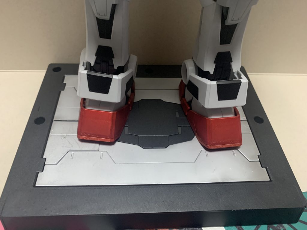 足元の台座は元々黒一色でしたが、寂しかった為一部シルバーにして金属感を出して専用デッキに立っている風にしてみました。