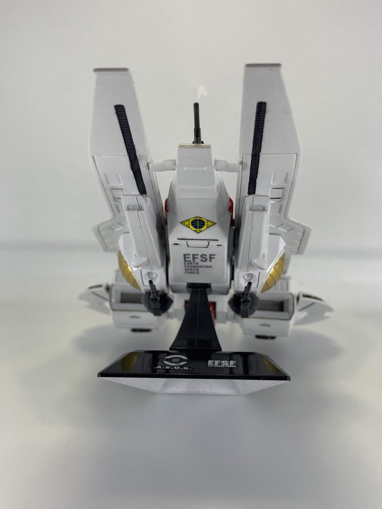 こちらはアーガマの下部ですが、こっちは自分の俺設定でデカールを施しました。エゥーゴは「反地球連邦組織」ですが、連邦の大物であるブレックスなどがおり、「自分達こそ非道なティターンズに対抗する正義と正当性がある！」と思っていたはずなので、ティターンズに対抗してはいるもののテロ組織ではなく「あくまで自分達も連邦の一員である！」という意味で、連邦軍所属であるマークやロゴを表示していても不思議ではない・・・と考えて、下部に連邦マークと、連邦宇宙軍を表すデカールを施しました♪