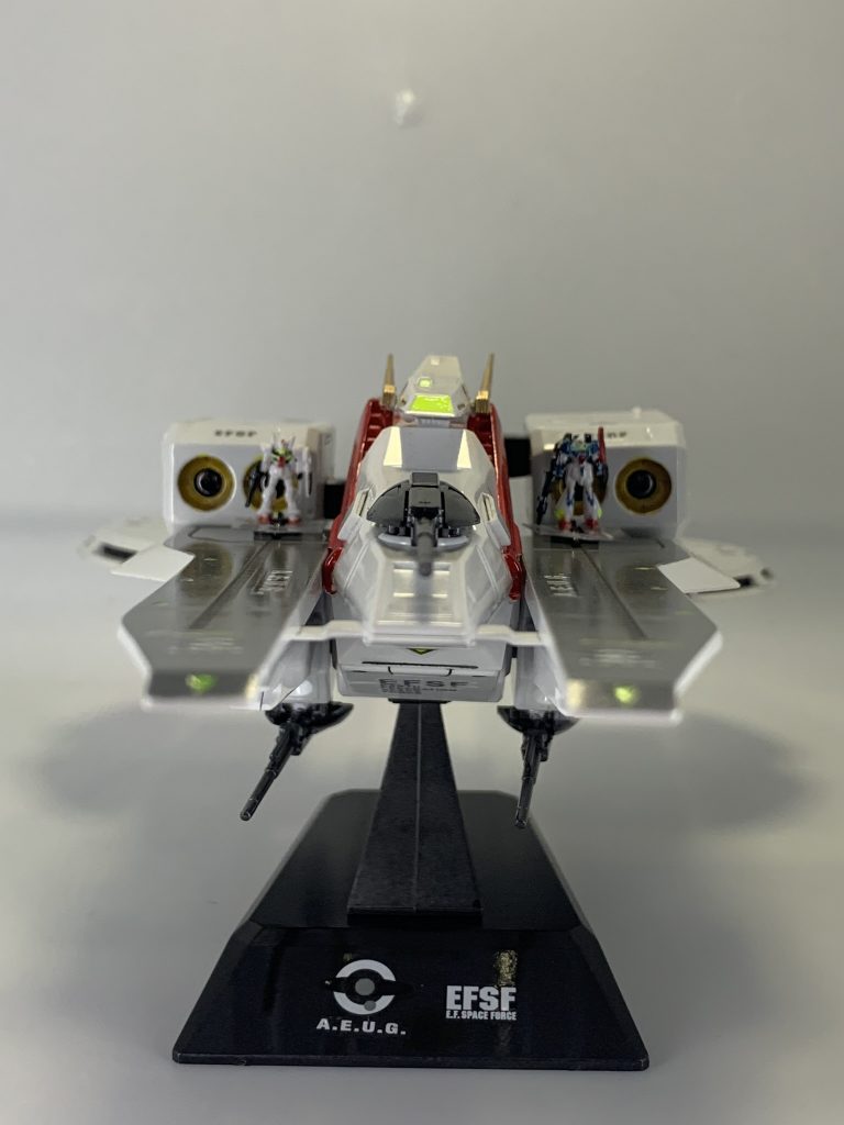 正面からだと「今まさに発進！」感が増す気がしますね。トップコートを光沢にした為カタパストにボンヤリＭＳなどが映ってていいです♪