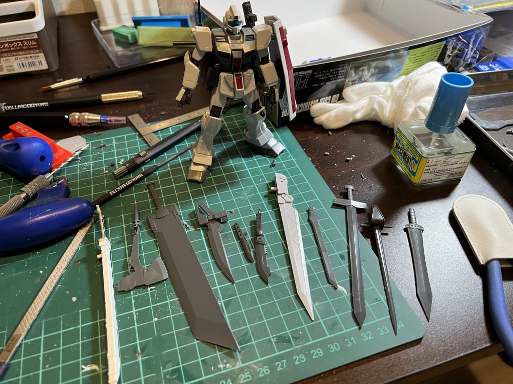 悩んだ末、没連邦とジオンという対比がある以上、何となくジオン機が持っているような武器は持たせ辛い