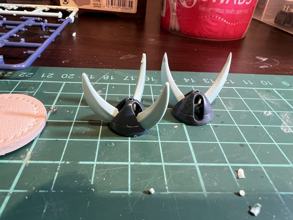 爪のシャープ化は先端を少し切りランナーを接着、やすってとがらせてみました６本あるのもあって長さがちぐはぐになったりしてしまって接着するよりかはやするだけで尖らせるのが簡単だったかなあと