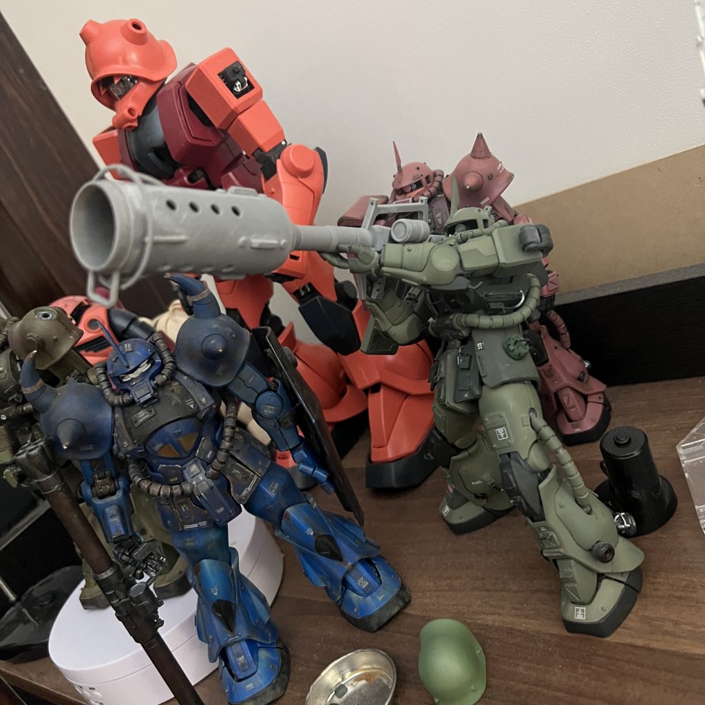 同じスーパージャイアントバズーカをMGザクに持たせるとこんな感じになります。デカすぎです。