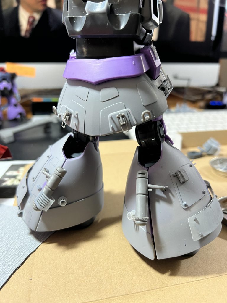 腰と脚部です。脚部にもホバー用のプロペラントタンクをつけています。