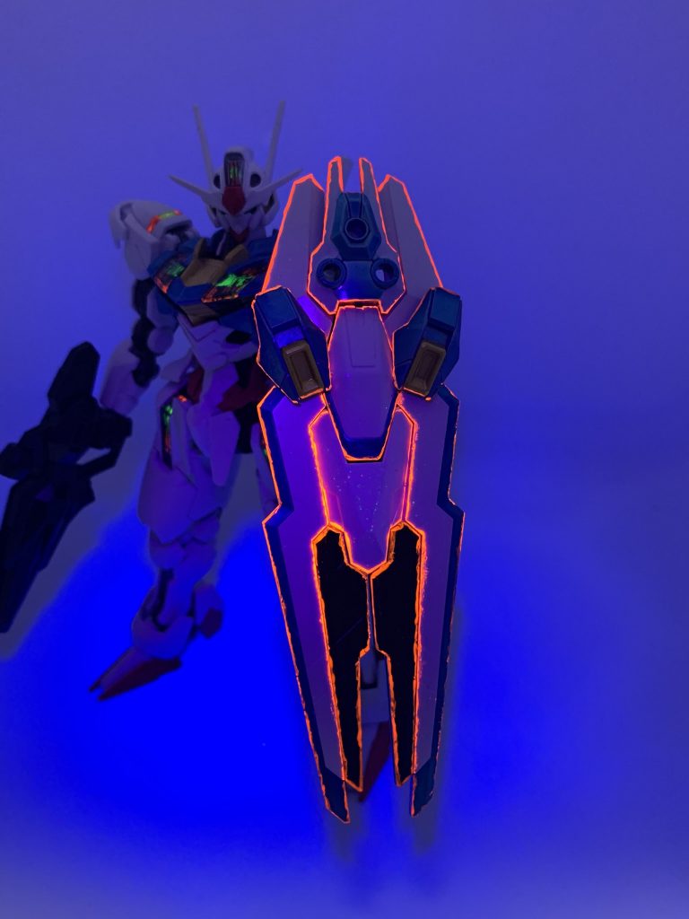そして1話終盤でガンビットを発動したシーンで、一瞬ガンットの各パーツのフチが赤く光っていましたが、その感じをやって見たくてフチと塗料で塗りました♪
