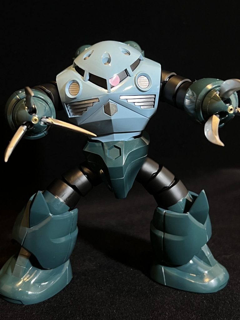 よくあるポージングカメラの設定をいくらかいじりながら撮っていますが、光加減で色合いが全然違うのと関節も結構光って見えるモノアイはそれっぽいものを買ってなかったのでシールで済ませましたが、単色なのもあってやはり浮いて見えますね